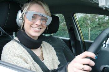 Костюм, который имитирует состояние пьяного водителя, испытала компания Ford Костюм, который имитирует состояние пьяного водителя, испытала компания Ford